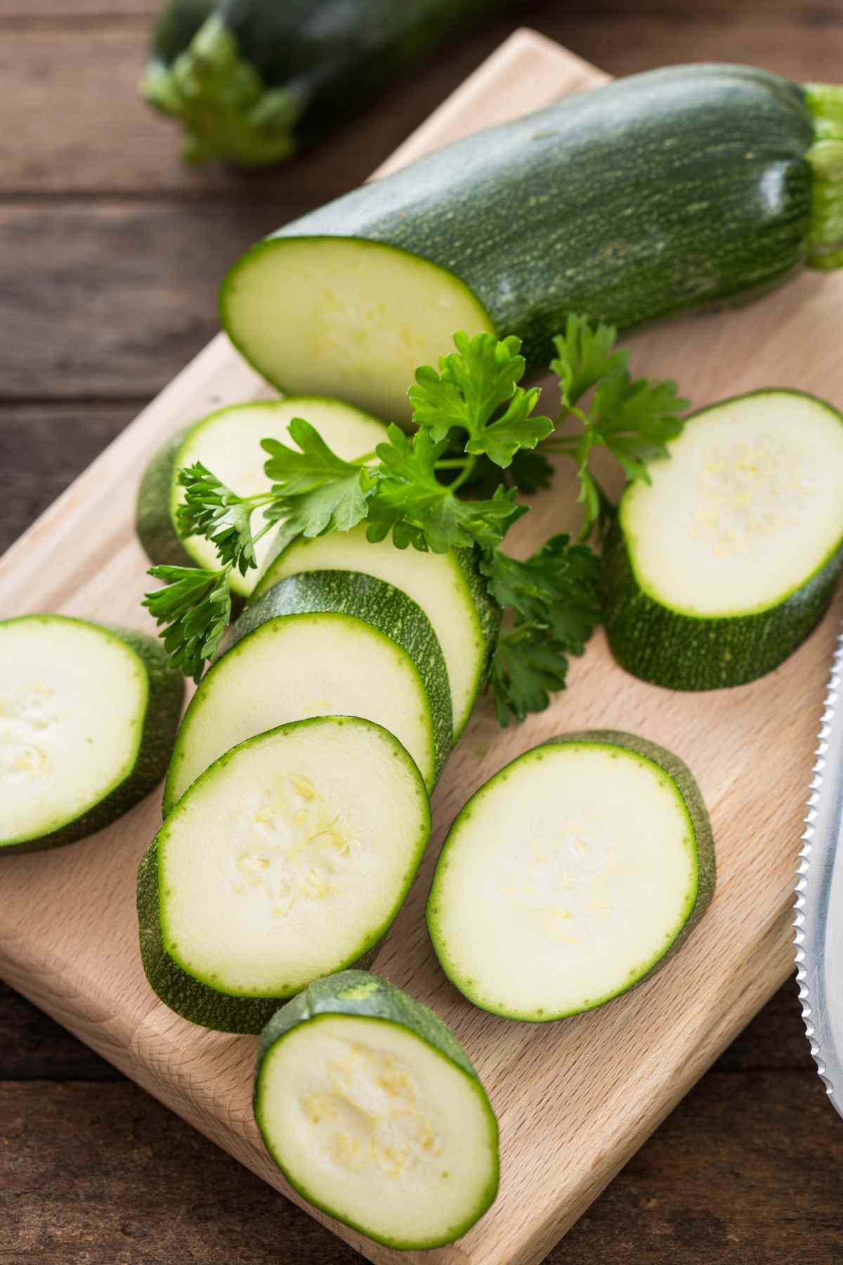 Is Zucchini Keto-Friendly? How many carbs are there in zucchini? In this post, you’ll find all the answers to these questions, plus tips and recipes on how to enjoy this delicious veggie on a keto diet!