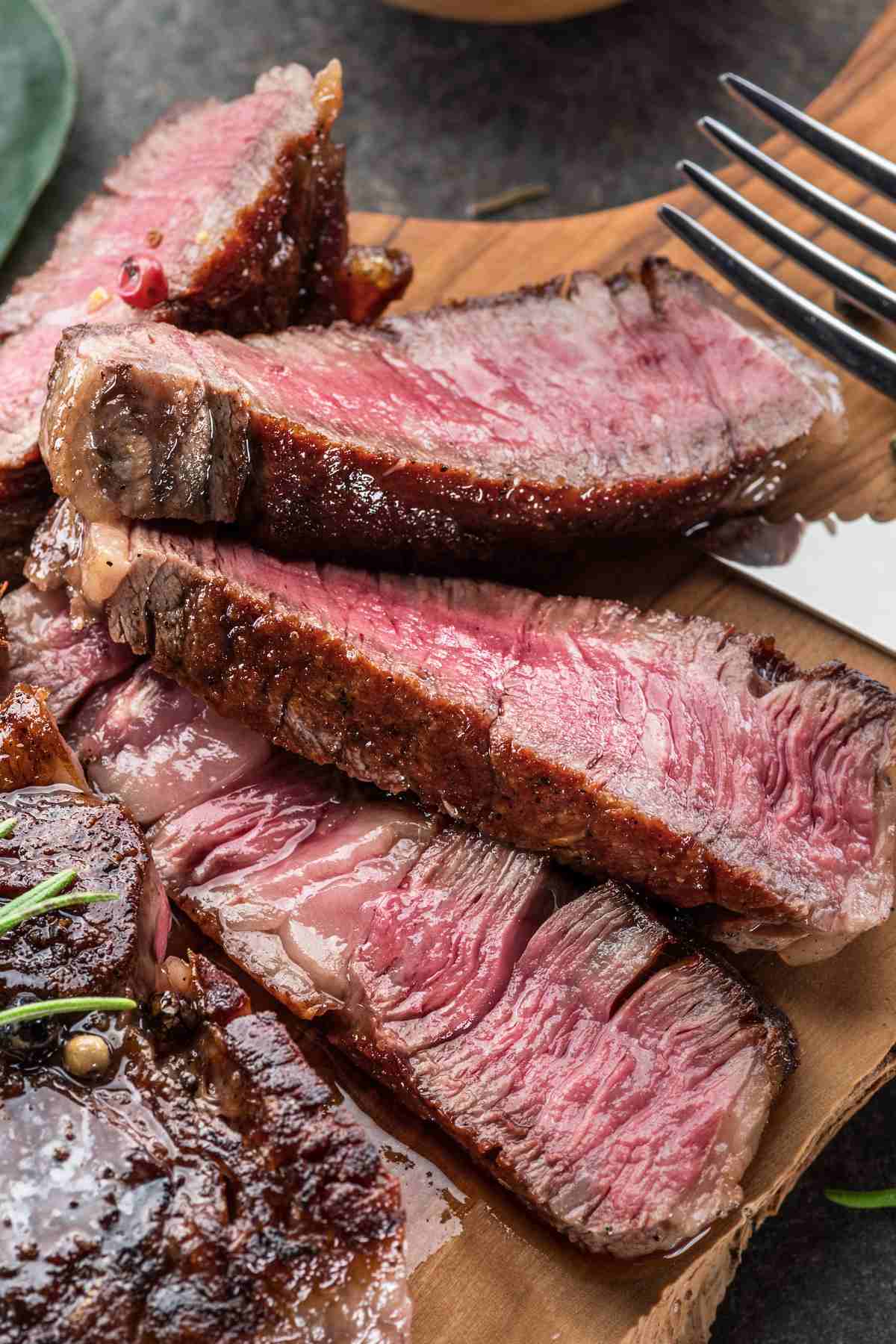 What temperature is medium rare beef and what’s the best way to cook the steak to medium rare doneness? Keep reading to learn how you can achieve the perfect medium-rare beef steak, roast or burger, from internal temp to estimated cooking time.