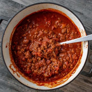 With a touch of sour cream and chopped green onions, chili is a flavorful dish everyone loves. But…is Chilli keto-friendly? How many carbs are in chili?
