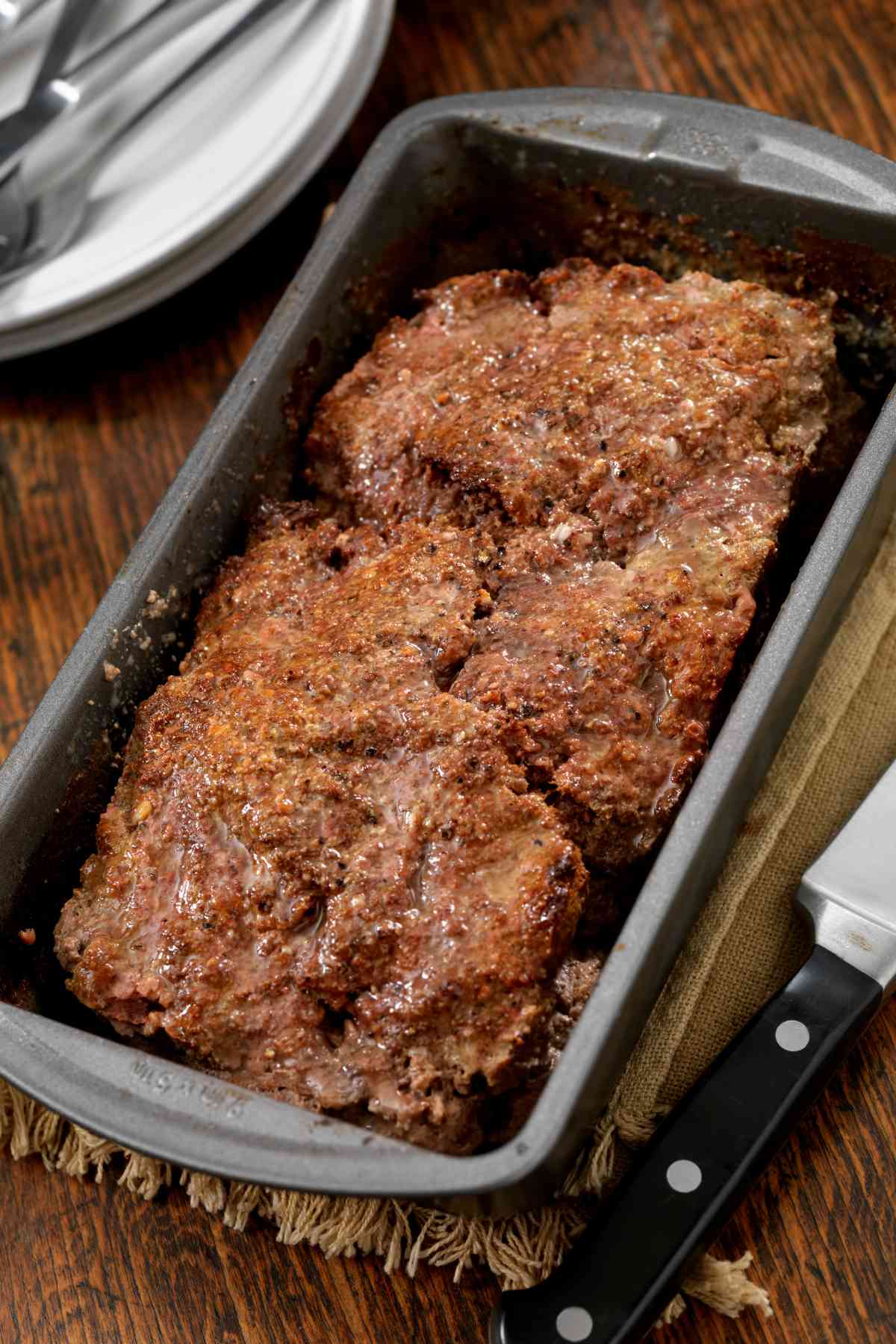 For the most delicious homemade meatloaf, you’ve got to pay attention to both the oven temp and the internal temp. At the right temperatures, your loaf will turn out moist, perfectly sliceable and full of flavor. Keep reading to find out the best oven temp, internal temp and cooking time for meatloaf!