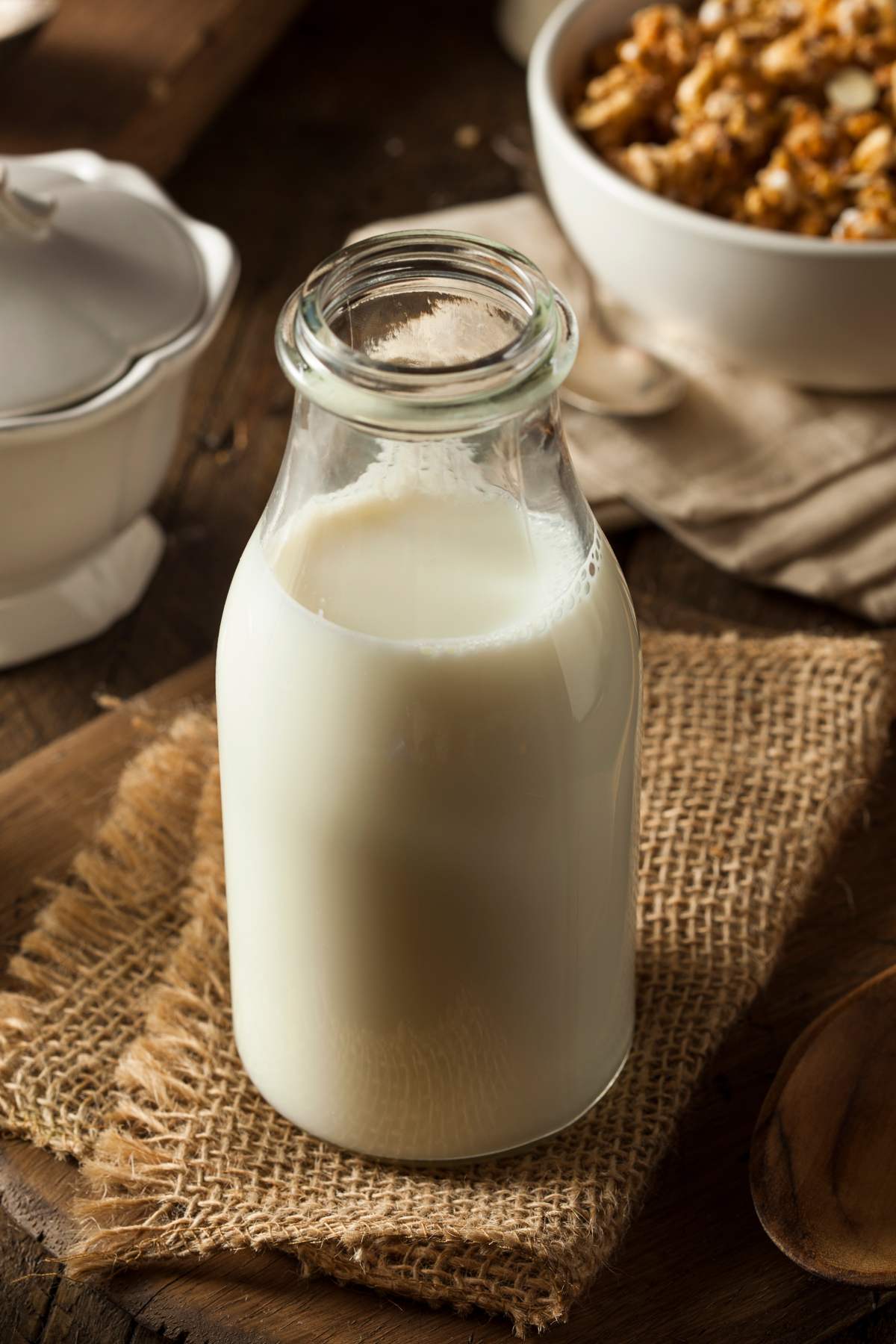 is-milk-keto-and-carbs-in-milk-izzycooking