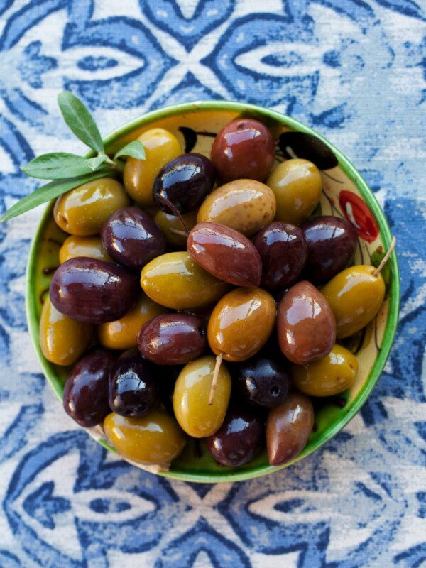 Are Olives Keto? How many carbs and net carbs in olives? With many nutritional benefits and loads of great taste, you may be wondering if olives have a place in your new ketogenic lifestyle. Should you limit your olive intake?