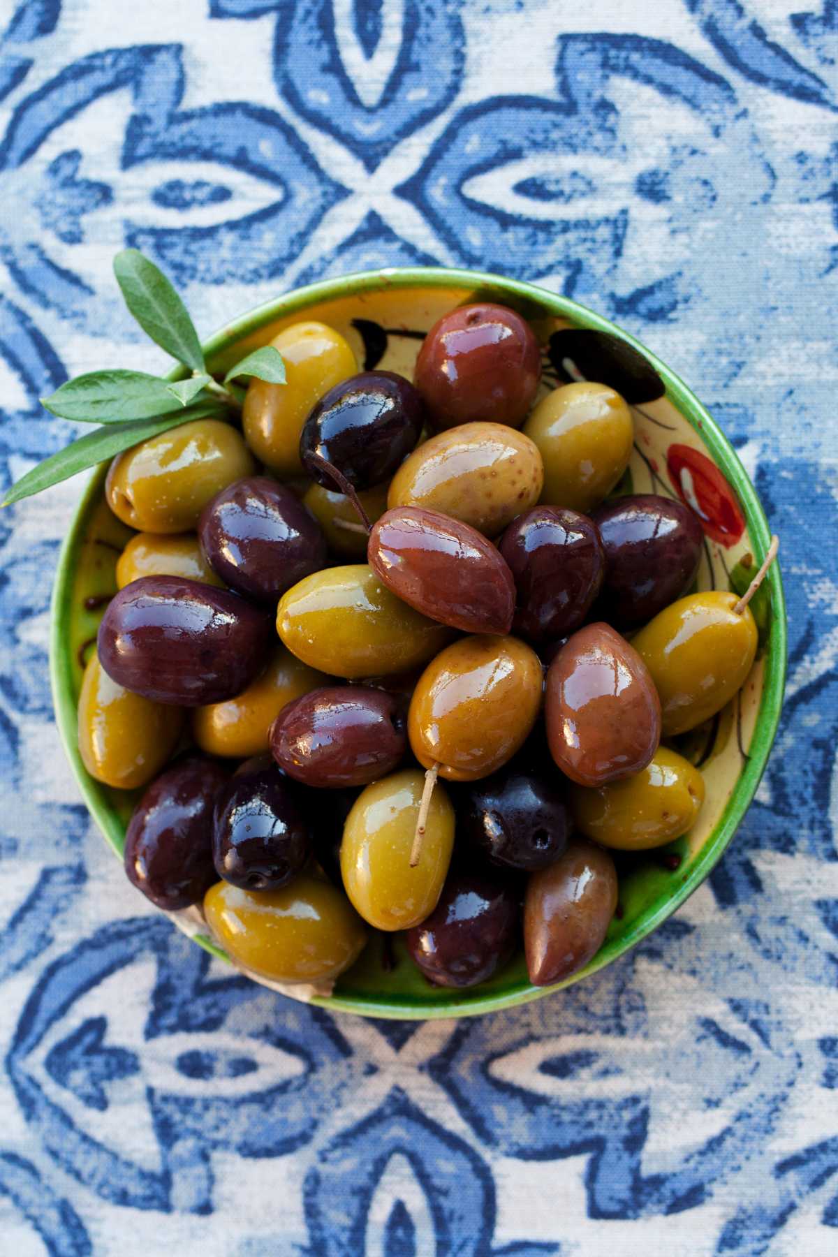 Are Olives Keto? How many carbs and net carbs in olives? With many nutritional benefits and loads of great taste, you may be wondering if olives have a place in your new ketogenic lifestyle. Should you limit your olive intake?