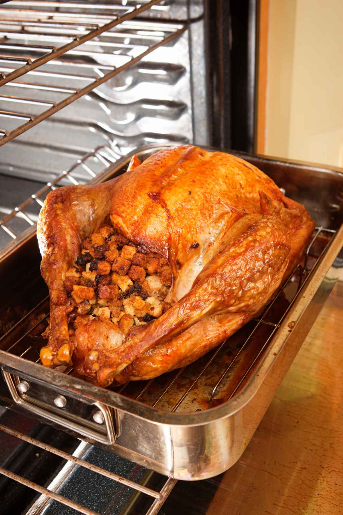 Ever wonder what’s the best Oven Temp for Turkey to get the perfectly moist and juicy meat for your Thanksgiving dinner? We’ve got you covered with how to roast turkey with different oven temperatures, how long to bake it, how to check the internal temp, and how to tell when it’s done cooking.