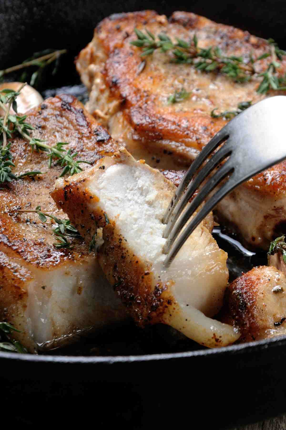 What’s the best temp to cook pork chops? Properly cooked pork chops are tender, juicy, and full of flavors, while overcooked pork is chewy and dry. From cooking temperature to internal temperature, we got you covered.