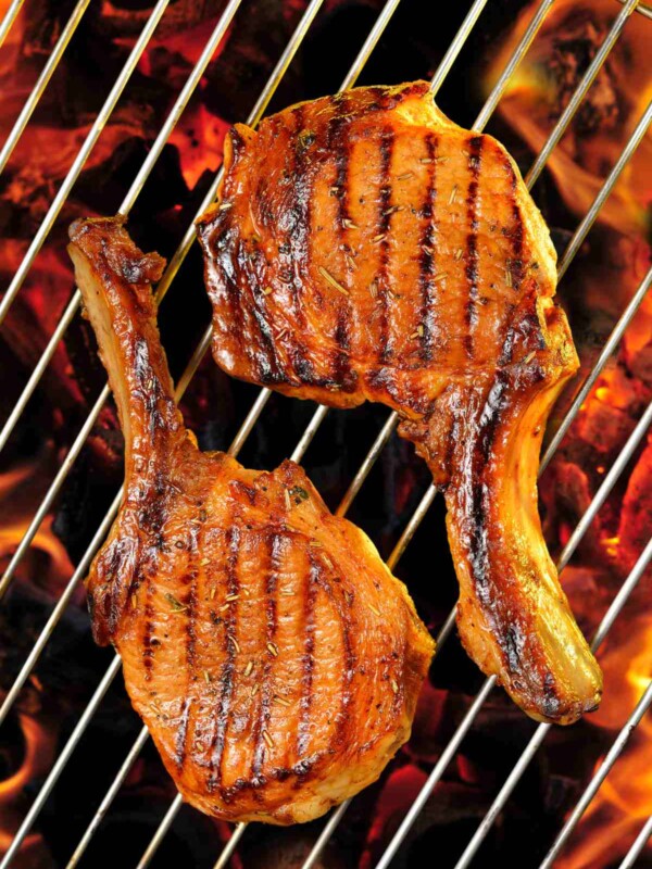 Nothing’s worse than rubbery, overcooked pork chops that lack flavor. Want to know the secret to tender, juicy grilled pork chops at home? You’ve got to pay attention to both the grill temperature and the internal temperature.