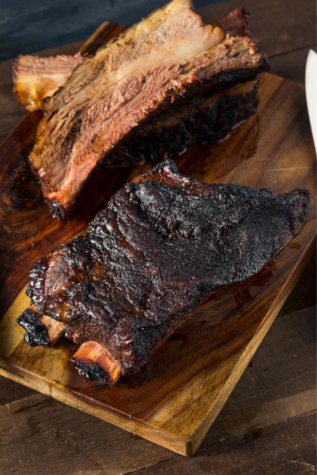Not sure what’s the best temperature to smoke your ribs? Or what is the right internal temperature for smoked ribs? You’ve come to the right place. We’ll answer these questions, and in addition, we’ll cover how long to smoke ribs and tips for perfectly smoked ribs.
