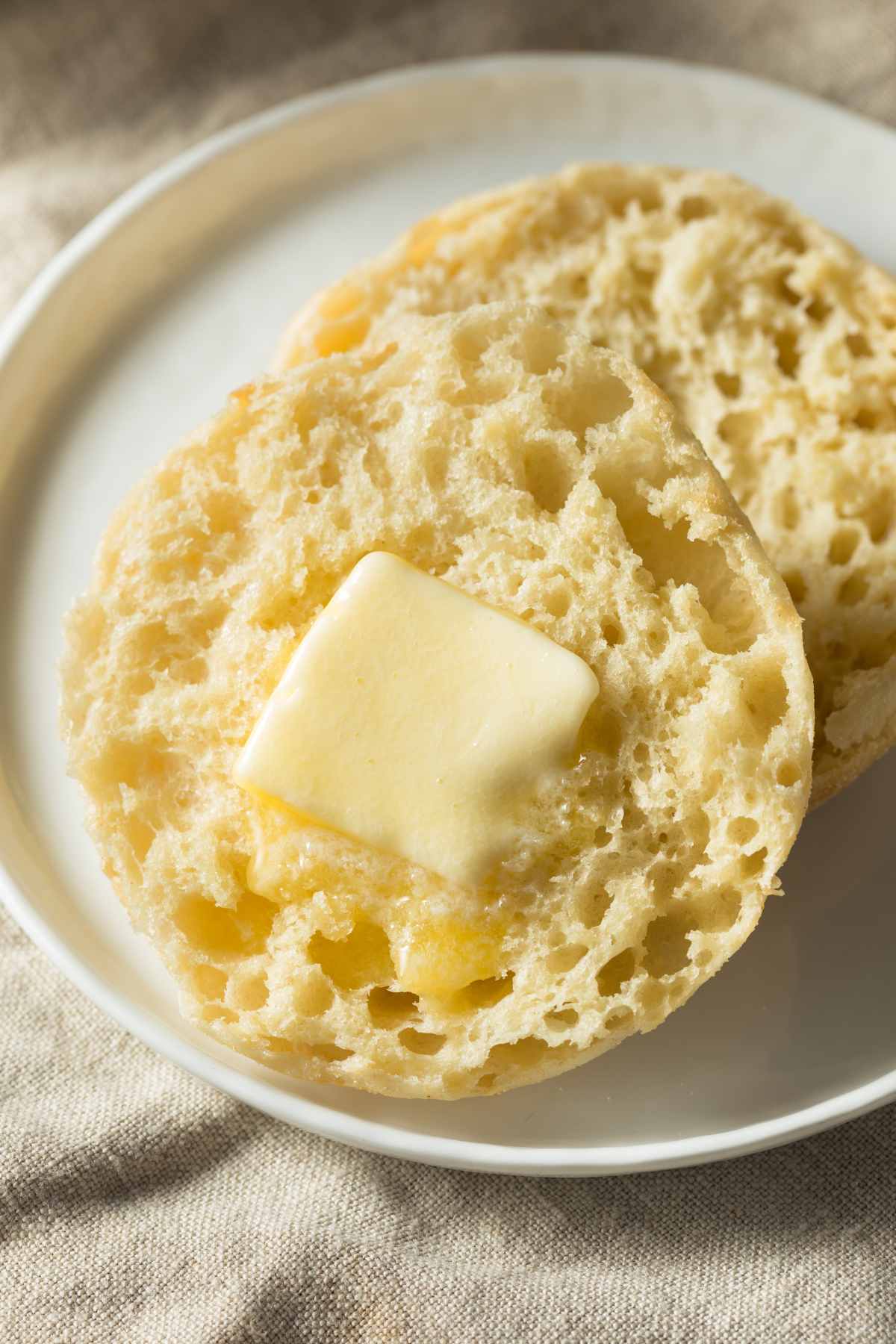 Ever wonder how many carbs are in English muffins? Are they keto-friendly? With the rise of the ketogenic diet, you may want to know whether English muffins can fit into a low-carb, high-fat lifestyle. In this article, we'll explore the carb content in English muffins and share with you a keto-friendly recipe to enjoy this breakfast classic.