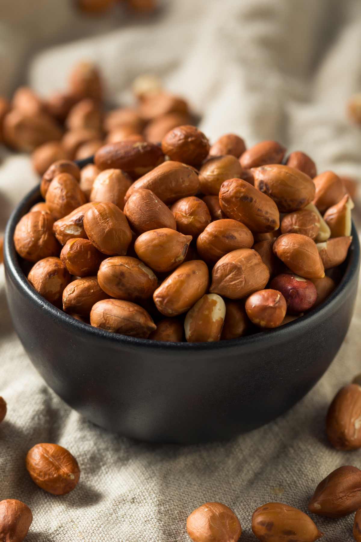 Are peanuts keto? How many carbs or net carbs are in peanuts? With the growing popularity of the ketogenic diet, you may wonder whether peanuts are ok to eat for this low-carb, high-fat diet. In this post, you’ll learn whether peanuts are keto-friendly and other nuts that you can and cannot eat on keto.