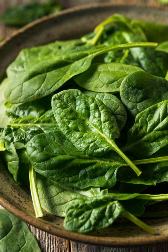 Is spinach keto-friendly? How many carbs are in spinach? In this article, we will discuss the carb content of spinach, health benefits, and everything you need to know if you are on a keto diet. We’ve also rounded up the best keto-friendly spinach recipes for you to try at home.