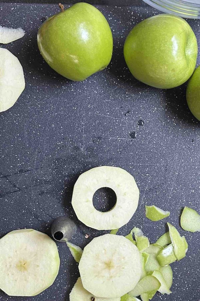 Cutting the apples into rings