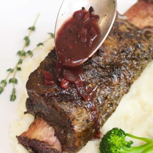 Sous vide recipes &ndash; tender beef short rib with red wine sauce on mashed potatoes with broccoli and fresh thyme