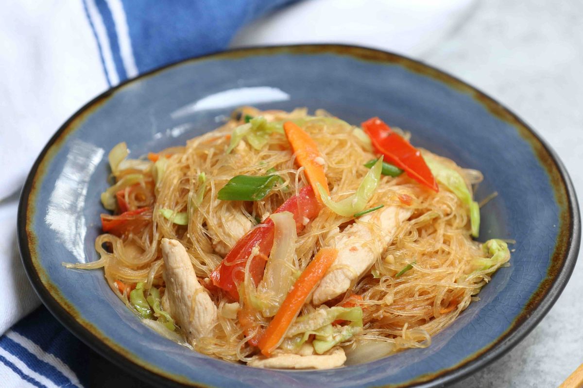 bean thread noodles recipe with chicken, vegetables and scrambled eggs garnished with green onion